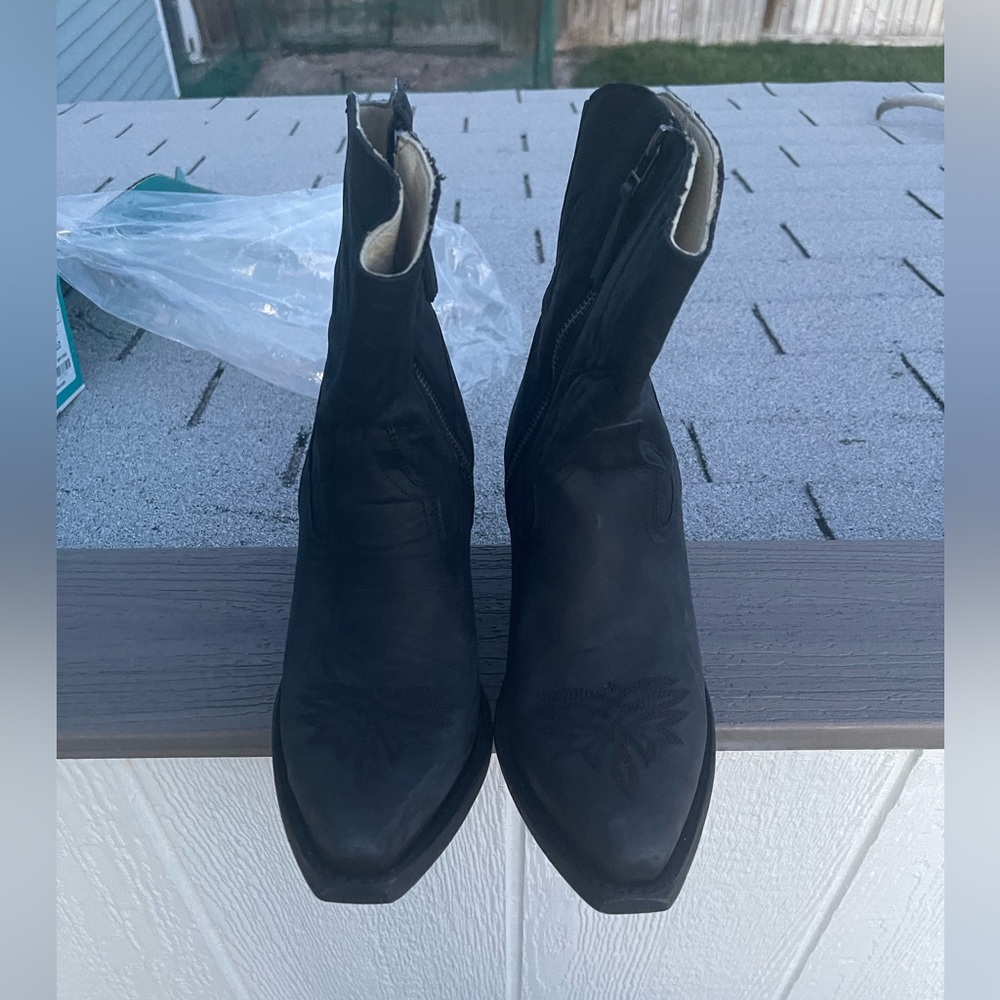 Worn one time beautiful black Kane boots! 🖤